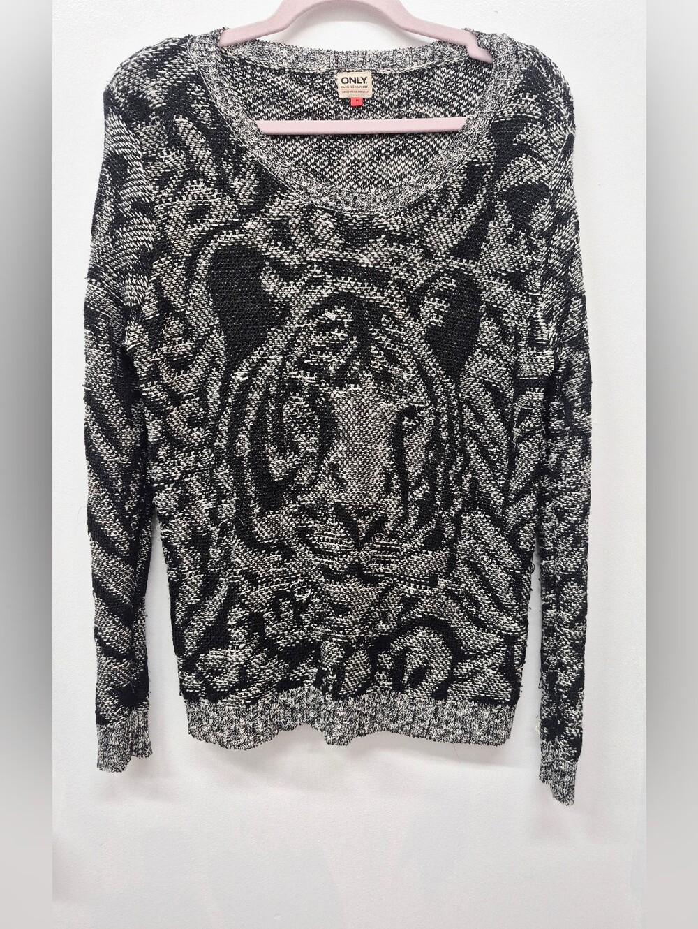 🌼5/$20 ONLY Black & White Tiger Graphic Knit Sweater Medium